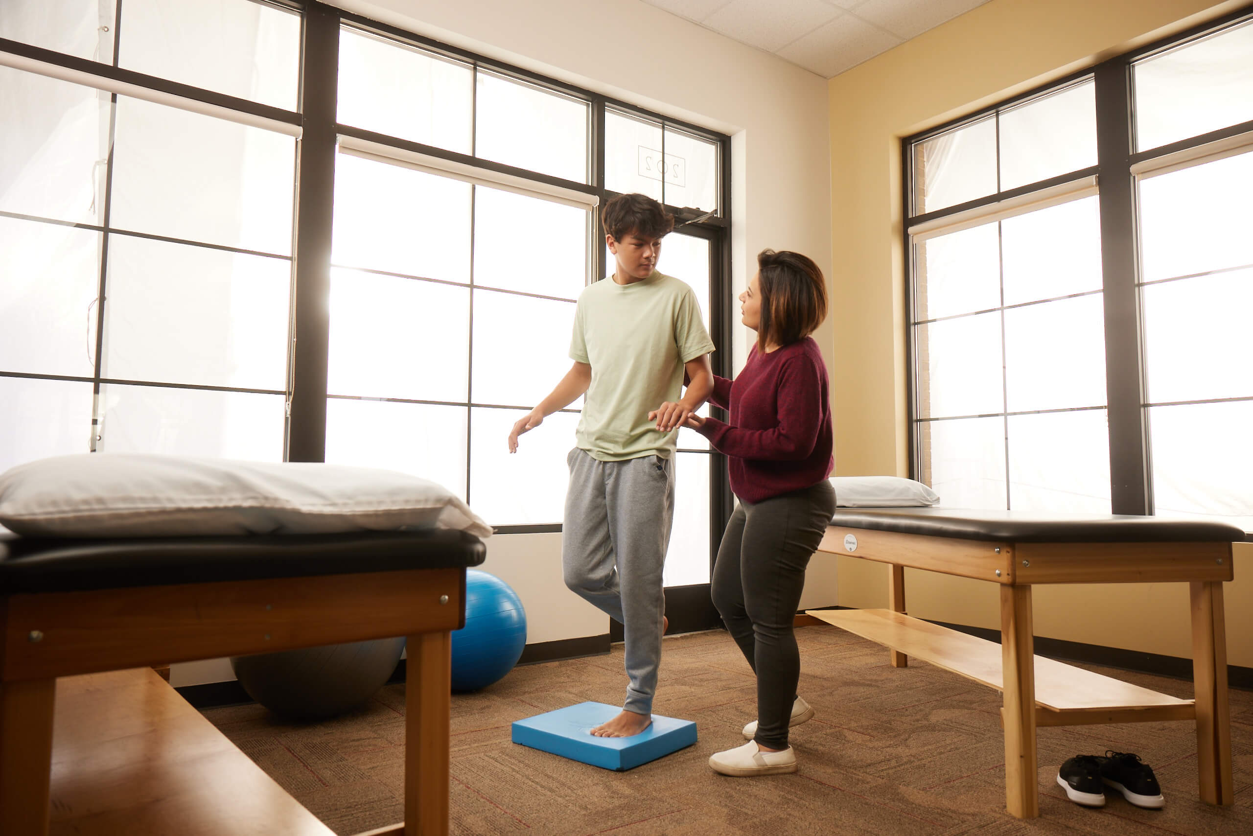 what-to-expect-during-physical-therapy-for-a-concussion-benchmark