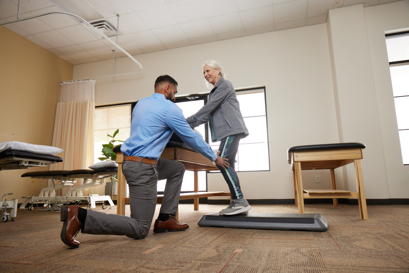 physical therapist examining a womens knee